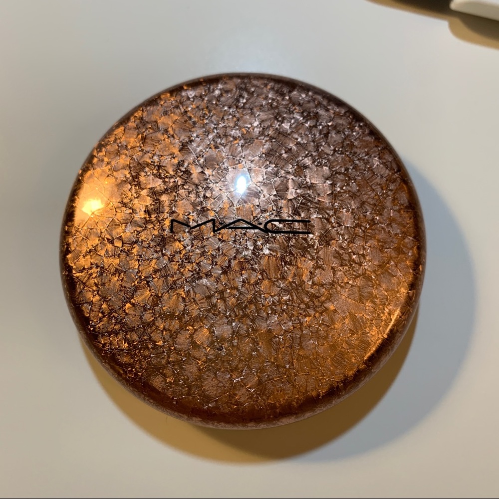MAC Extra Dimension Skinfinish Highlighter. Color: snow gold.